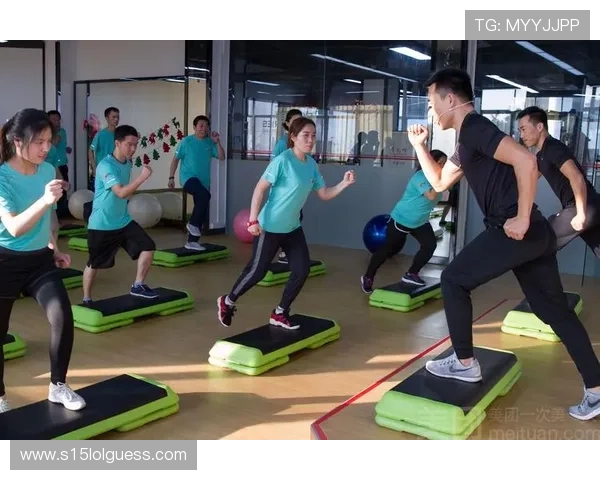 直升机横幅助威苍南队，空中营销点燃县域竞争